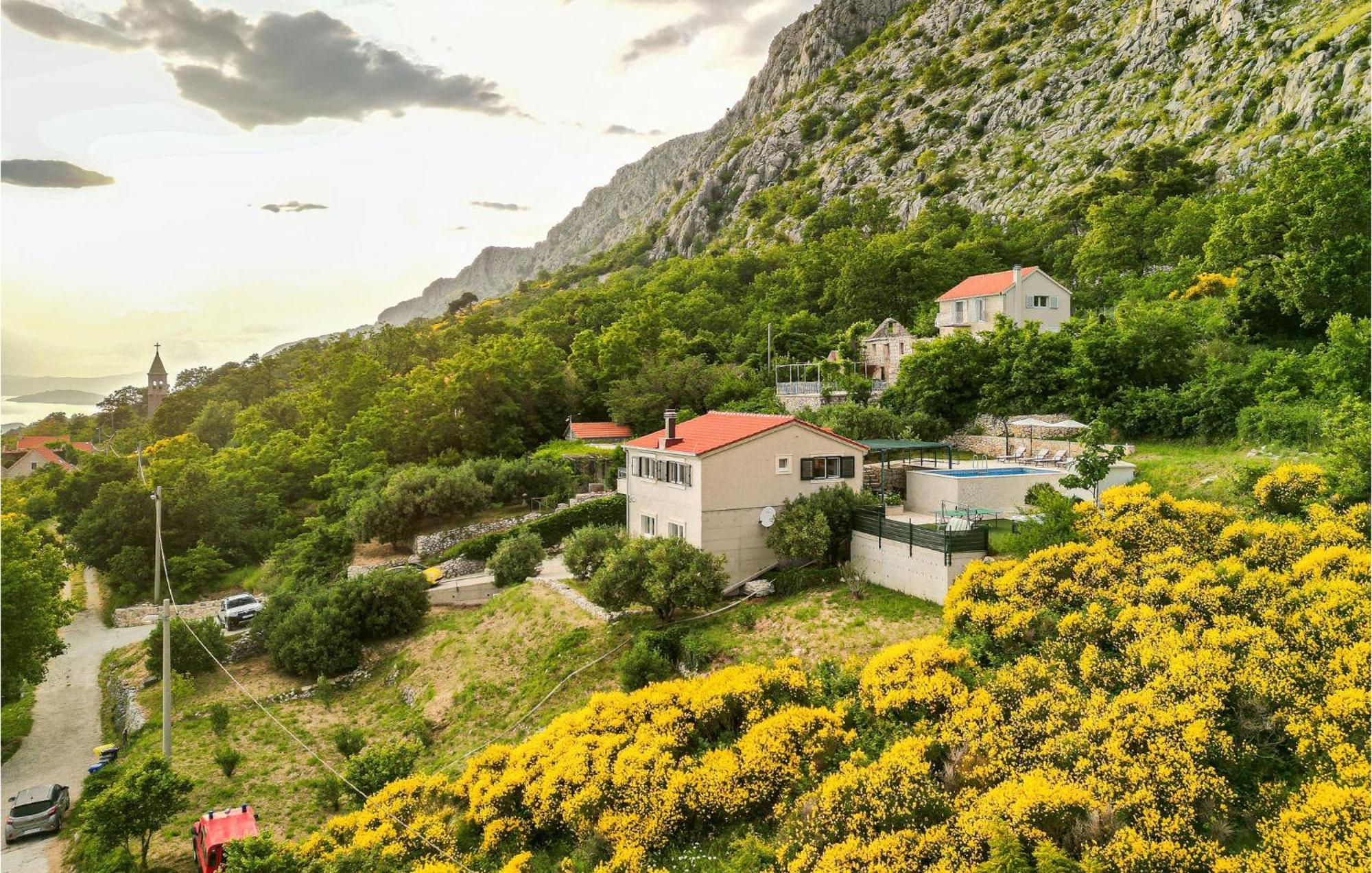 Lovely Home In Omis With Kitchen Exterior foto